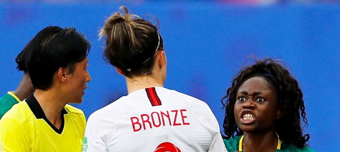 Gabrielle Aboudi Ongueneová z Kamerunu se vzteká v osmifinále MS proti Anglii