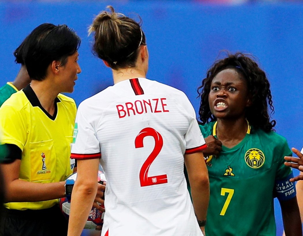 Gabrielle Aboudi Ongueneová z Kamerunu se vzteká v osmifinále MS proti Anglii