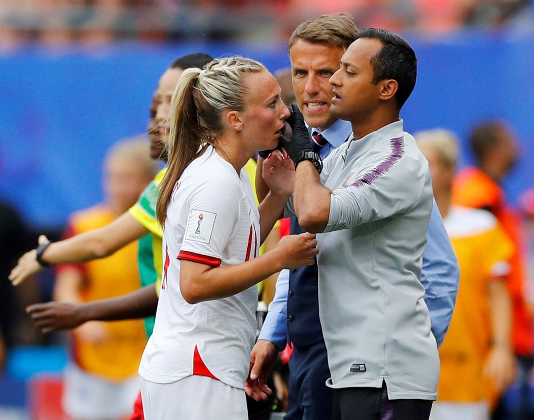 Ošetřování Toni Dugganová v osmifinále MS proti Kamerunu