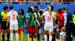 Mela mezi fotbalistkami Anglie a Kamerunu po nevybíravém faulu