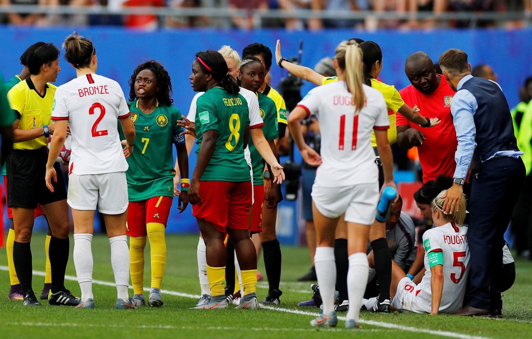 Mela mezi fotbalistkami Anglie a Kamerunu po nevybíravém faulu