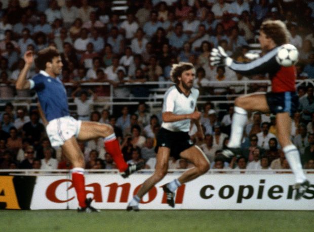 Zločin v Seville! Německý brankář Harald Schumacher skáče, míjí míč a chystá se na střet s Patrickem Battistonem, který skončil v nemocnici s krunýřem. Semifinále MS 1982 vyhráli nakonec Němci nad Francií po penaltách... Zločin v Seville! Německý brankář Harald Schumacher skáče, míjí míč a chystá se na střet s Patrickem Battistonem, který skončil v nemocnici s krunýřem. Semifinále MS 1982 vyhráli nakonec Němci nad Francií po penaltách...
