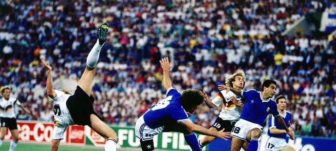 Rudi Völler a Jürgen Klinsmann v pokutovém území Argentinců, to bylo ve finále MS 1990 pro Jihoameričany špatné znamení