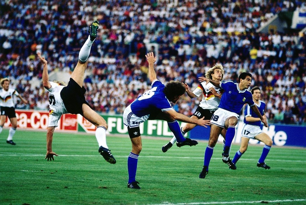 Rudi Völler a Jürgen Klinsmann v pokutovém území Argentinců, to bylo ve finále MS 1990 pro Jihoameričany špatné znamení