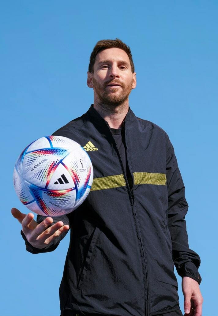 Lionel Messi s míčem se kterým se bude hrát na MS v Kataru