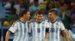 Maxi Rodriguez, Lionel Messi a Sergio Agüero slaví vednoucí branku Argentiny proti Bosně a Hercegovině