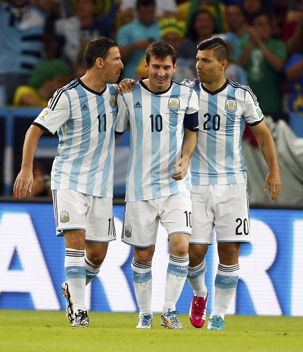 Maxi Rodriguez, Lionel Messi a Sergio Agüero slaví vedoucí branku Argentiny proti Bosně a Hercegovině