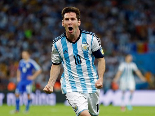Lionel Messi se raduje ze vstřelené branky proti Bosně