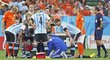 Argentinci se sklánějí okolo ležícího Javiera Mascherana, který se zranil v semifinálovém zápase s Nizozemskem