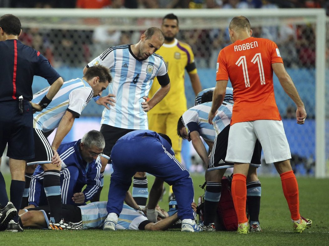 Otřesený Javier Mascherano po hlavičkovém souboji v semifinálovém zápase MS Argentiny s Nizozemskem