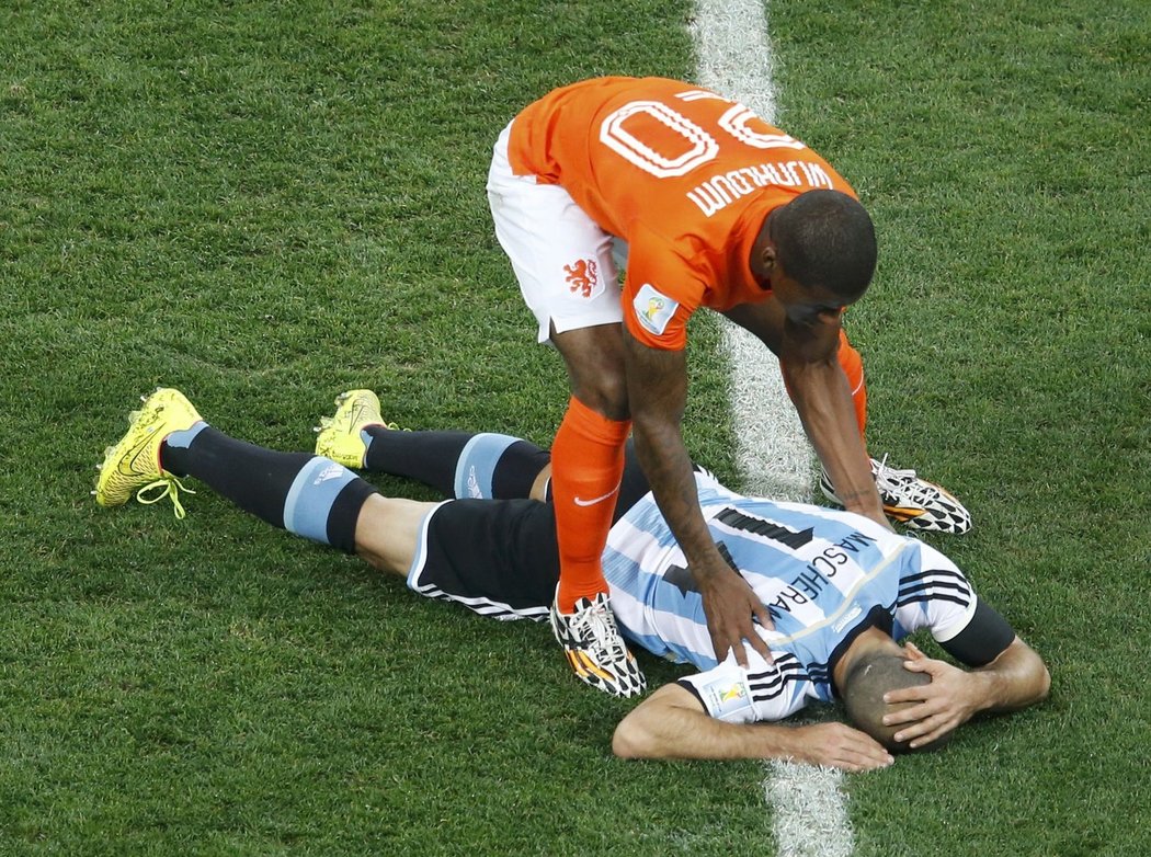 Javier Mascherano zůstal po úderu na hlavu v zápase s Nizozemskem ležet na trávníku