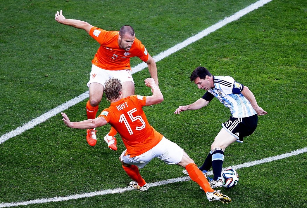 Lionel Messi se snaží dostat ke střele na nizozemském vápně