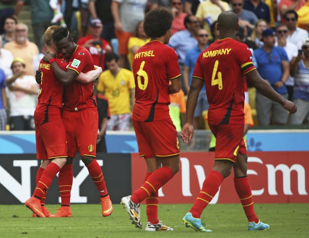 Fotbalisté Belgie se radují z gólu do sítě Ruska, kterým si zajistili postup do osmifinále MS v Brazílii