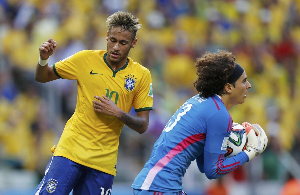 Guillermo Ochoa likviduje míč před Neymarem v zápase Brazílie s Mexikem