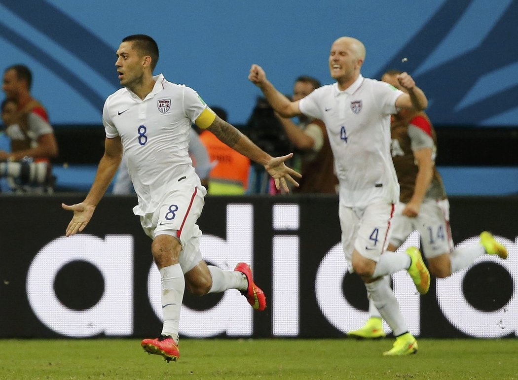 Fotbalisté USA slaví branku do sítě Portugalska. Dramatické utkání nakonec skončilo remízou 0:0