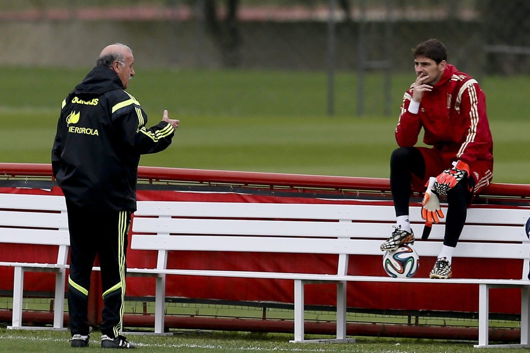Španělský trenér Vincent del Bosque na tréninku diskutuje s Ikerem Casillasem