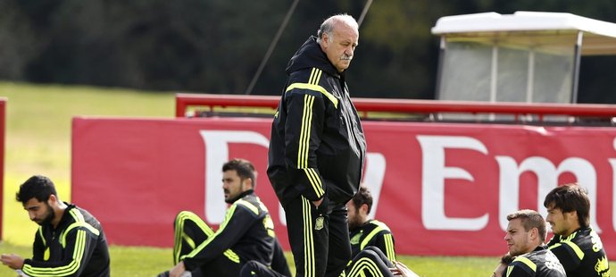 Trenér Del Bosque promlouvá ke svým hráčům během přípravy na MS v Brazílii