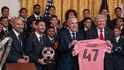 Lionel Messi se setkal s americkým prezidentem Donaldem Trumpem. Do Bílého domu dorazil s Interem Miami na oslavu zisku titulu v MLS Lionel Messi se setkal s americkým prezidentem Donaldem Trumpem. Do Bílého domu dorazil s Interem Miami na oslavu zisku titulu v MLS