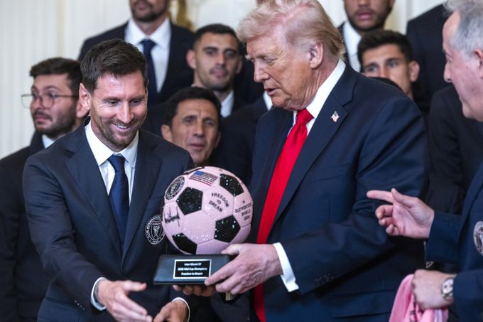 Messi slavil v Bílém domě. Mohl hrát kdekoli na planetě a vybral si Miami, chválil Trump Messi slavil v Bílém domě. Mohl hrát kdekoli na planetě a vybral si Miami, chválil Trump