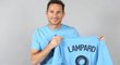 Legendární záložník Chelsea Frank Lampard pózuje s dresem New York City