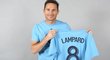 Legendární záložník Chelsea Frank Lampard pózuje s dresem New York City