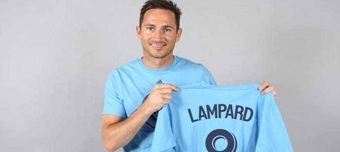 Legendární záložník Chelsea Frank Lampard pózuje s dresem New York City