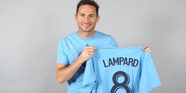 Legendární záložník Chelsea Frank Lampard pózuje s dresem New York City