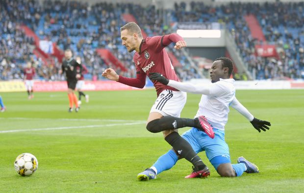 Muhammed Sanneh v souboji s Lukášem Haraslínem Muhammed Sanneh v souboji s Lukášem Haraslínem