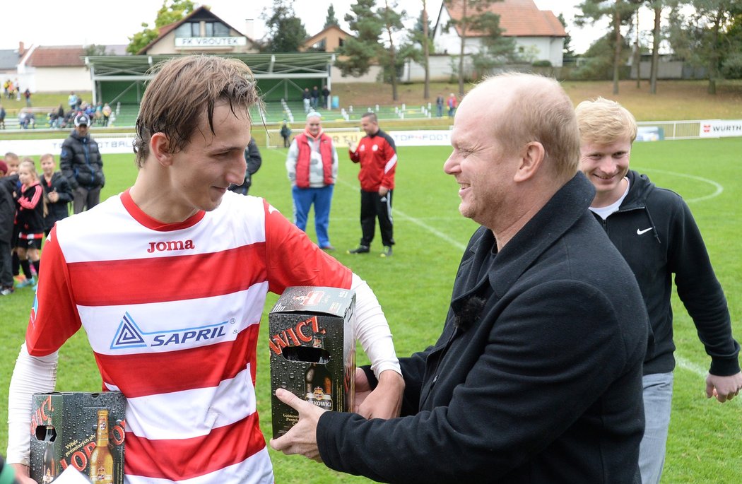 David Novotný předává cenu nejlepšímu hráči zápasu Vroutek - Ervěnice-Jirkov