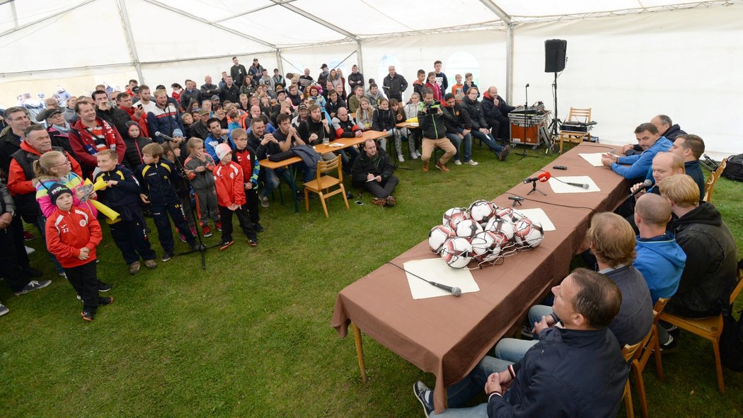 Tisková konference v obležení fanoušků v I. A třídě? I to je projekt Můj fotbal živě... Takhle to bylo ve Vroutku.