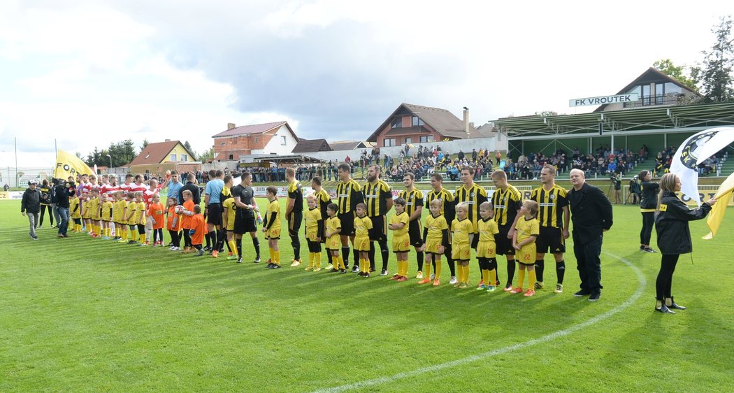 Slavnostní nástup obou týmů v rámci projektu Můj fotbal živě