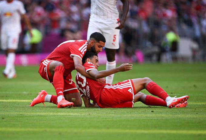 Strach o hvězdu Bayernu! Musiala se v horku zhroutil na trávník, stěžoval si na závratě Strach o hvězdu Bayernu! Musiala se v horku zhroutil na trávník, stěžoval si na závratě