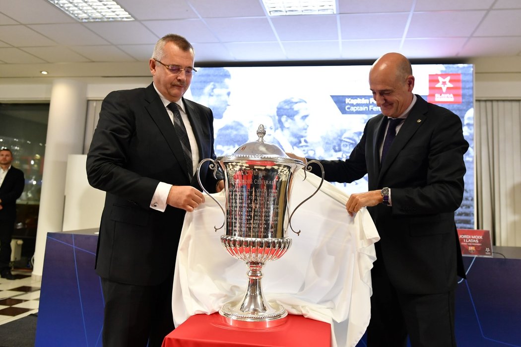 Muzeum fotbalistů Slavie se rozšířilo o další suvenýr, kterým je replika trofeje pro vítěze Středoevropského poháru. O slavnostní odhalení se postarali předseda představenstva Slavie Jaroslav Tvrdík (vlevo) a viceprezident Barcelony Jordi Moix (vpravo)