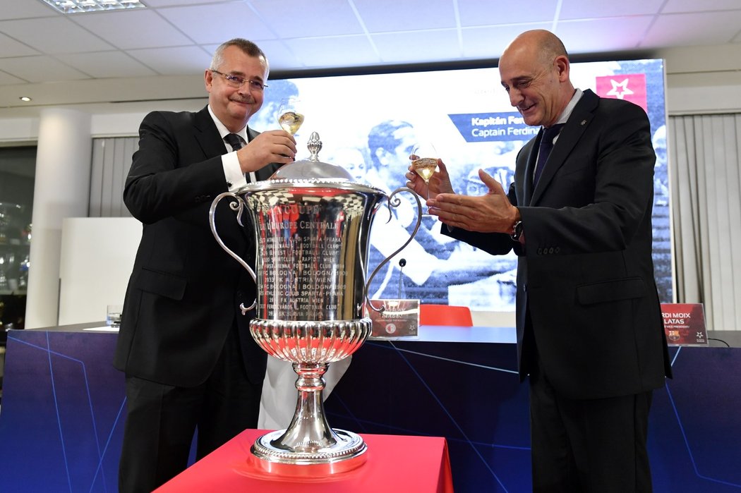 Muzeum fotbalistů Slavie se rozšířilo o další suvenýr, kterým je replika trofeje pro vítěze Středoevropského poháru. O slavnostní odhalení se postarali předseda představenstva Slavie Jaroslav Tvrdík (vlevo) a viceprezident Barcelony Jordi Moix (vpravo)