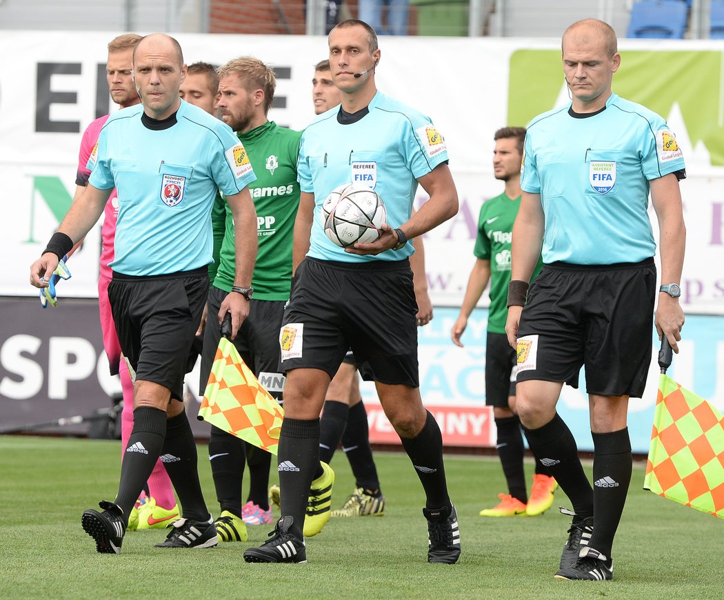 Pomezní Michal Myška (vlevo) při ligovém zápase Hradce Králové s Jabloncem