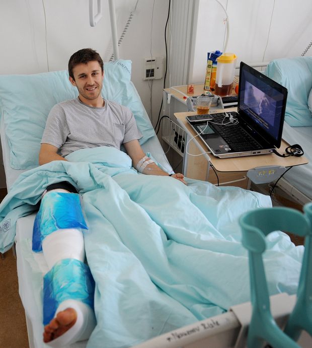 Riste Naumov po těžkém zranění nohy. Riste Naumov po těžkém zranění nohy.