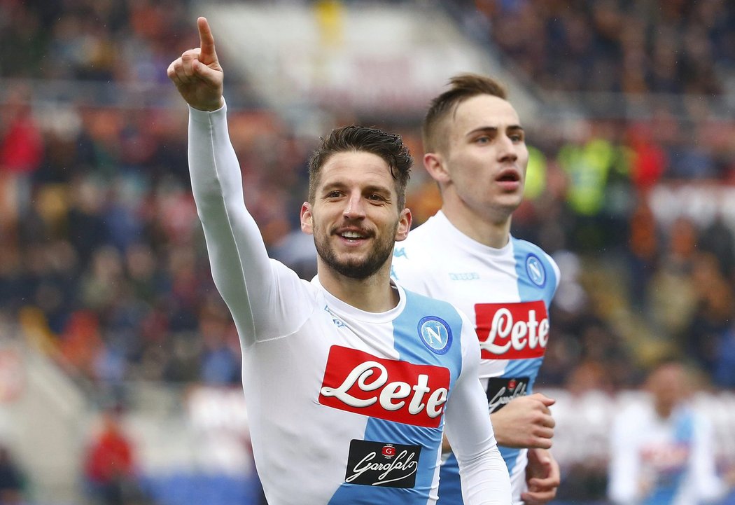 Dries Mertens z Neapole dvěma brankami vystřelil výhru nad AS Řím