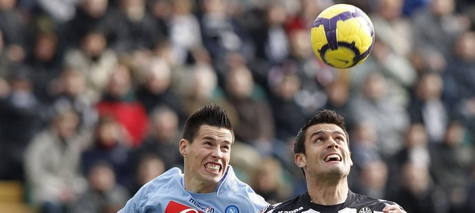 Marek Hamšík z Neapole (vlevo) v utkání italské Serie A.