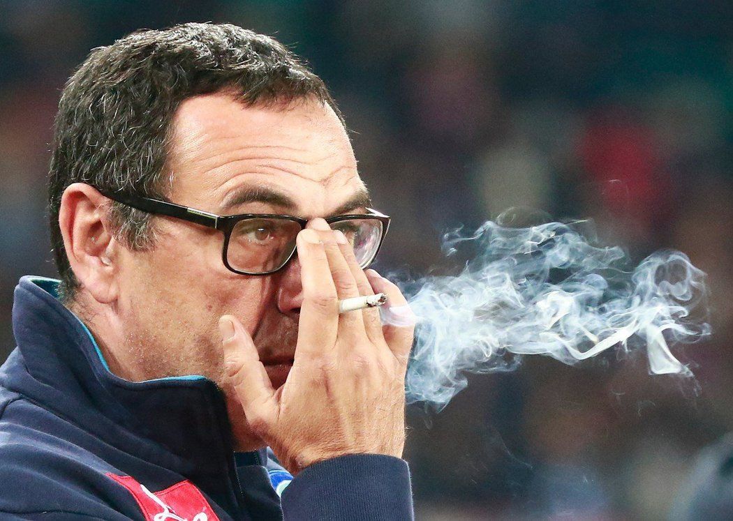 Kouč Neapole Maurizio Sarri si rád zapálí i na lavičce