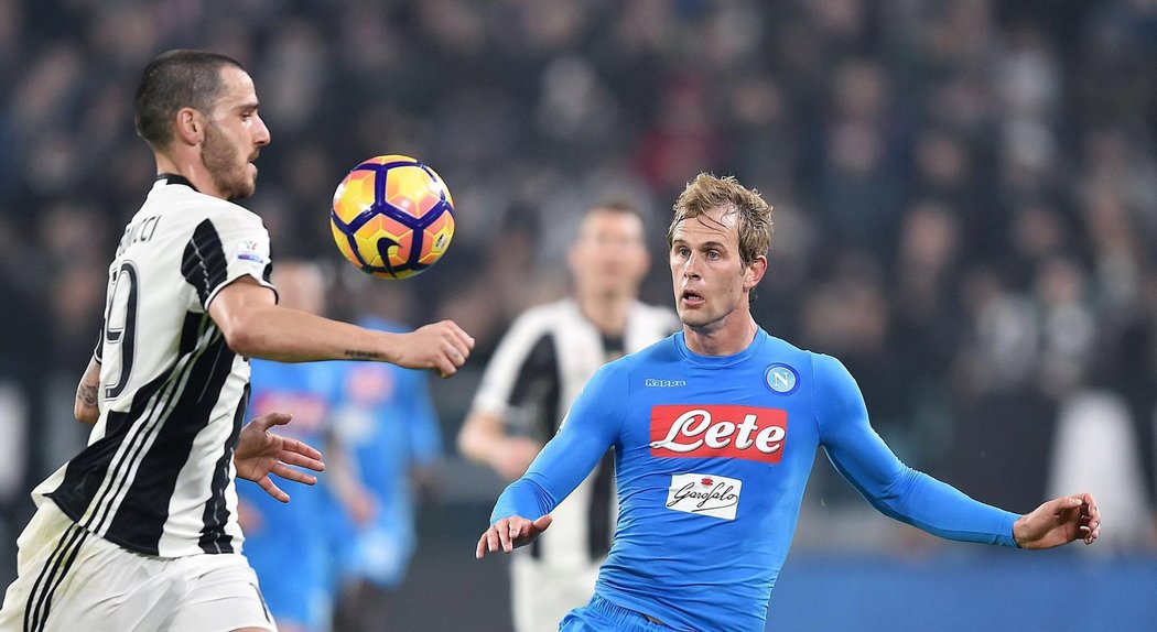 Leonardo Bonucci a Ivan Strinič v zápase Juventus - Neapol v italském poháru