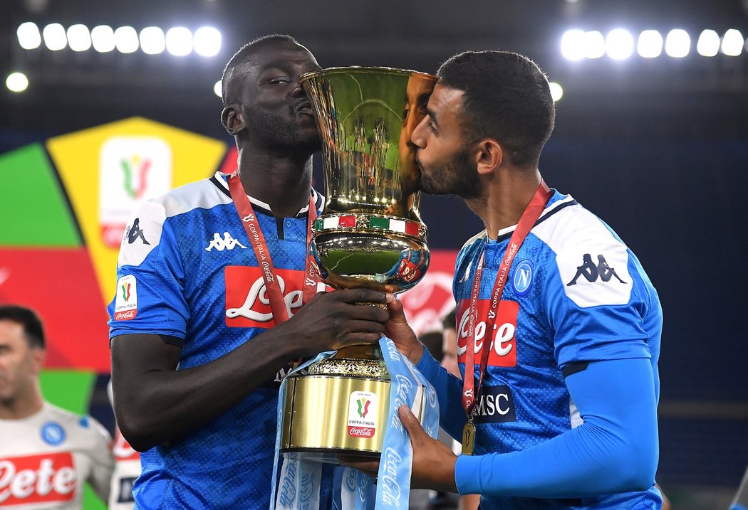 Francouzský stoper Kalidou Koulibaly (vlevo) se raduje ze zisku italského poháru, který vyhrál v dresu Neapole