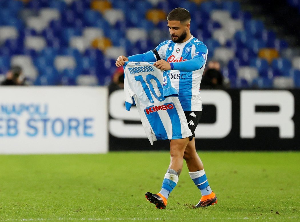 Fotbalová Neapol vzdala v zápase s AS Řím hold Maradonovi. Zvítězila pro něj 4:0