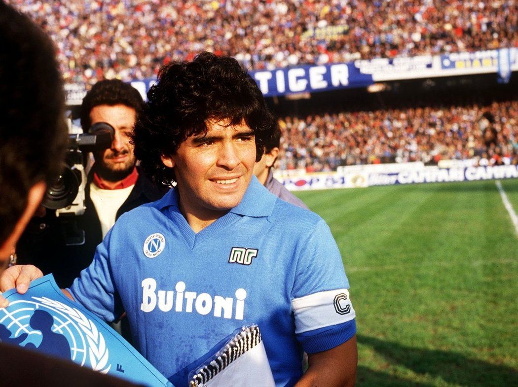 Diego Maradona přivedl jako kapitán Neapol ke dvěma italským titulům