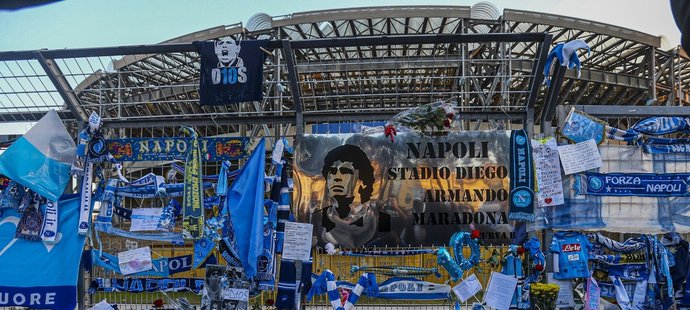 Stadion v Neapoli, kde se lidé loučili s Diegem Maradonou