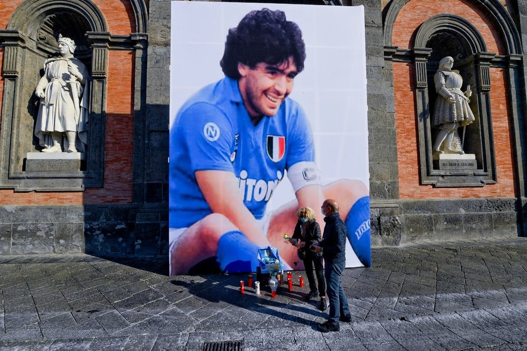 S Diegem Maradonou se v Neapoli přišli rozloučit tisíce fanoušků