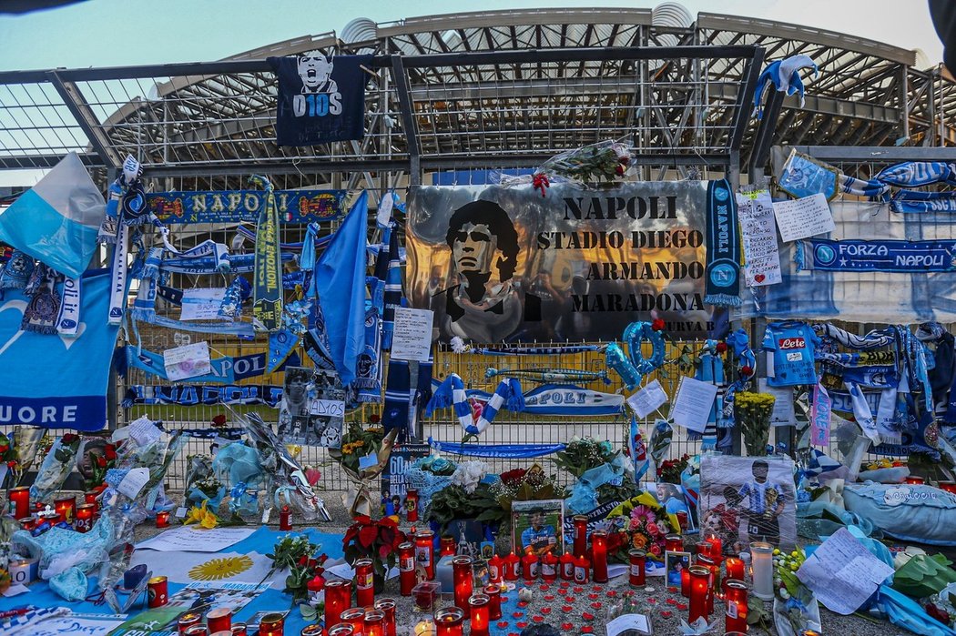 Stadion v Neapoli, kde se lidé loučili s Diegem Maradonou