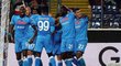 Kalidou Koulibaly (26) se raduje se spoluhráči z Neapole z gólu proti Udinese