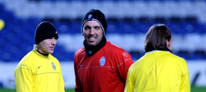 Pavel Nedvěd, Gianluigi Buffon a zády Zdeněk Grygera