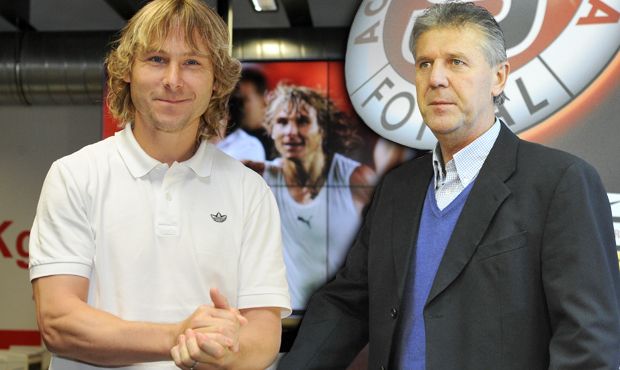 Poté, co Pavel Nedvěd v roce 2009 uzavřel fotbalovou kariéru v Juventusu, lákal ho do Sparty Jozef Chovanec