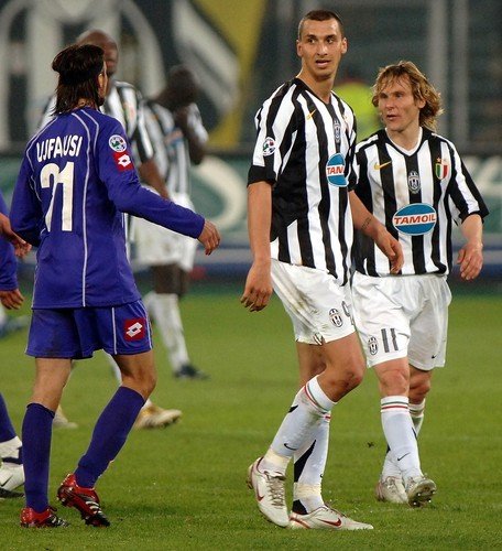 Zlatan Ibrahimovic v začátcích své hvězdné kariéry. Po jeho boku hrál Pavel Nedvěd, soupeřem byl Tomáš Ujfaluši